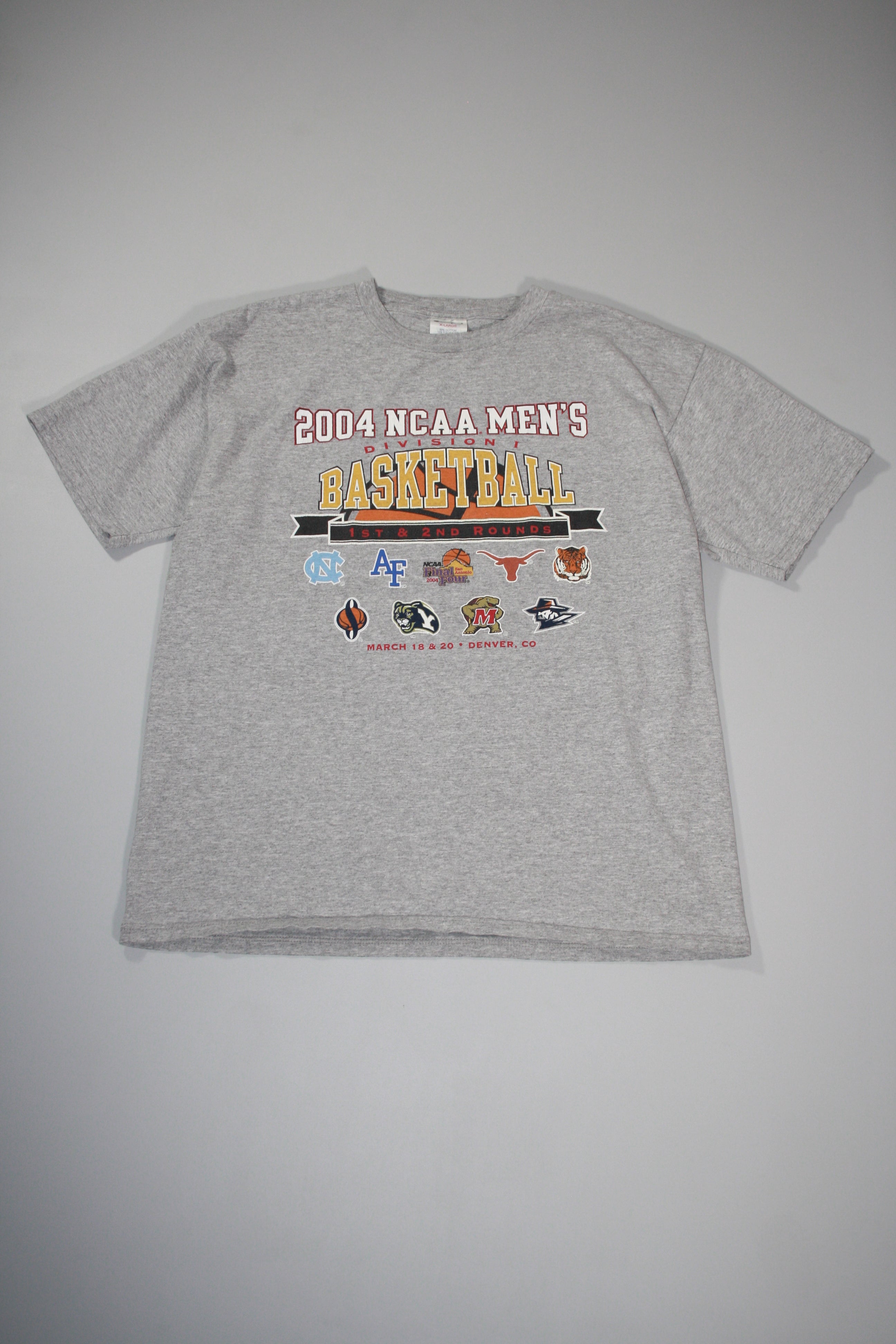 Vintage NCAA Mens Div 1 Basketball '2004' Printed Tee (XL)