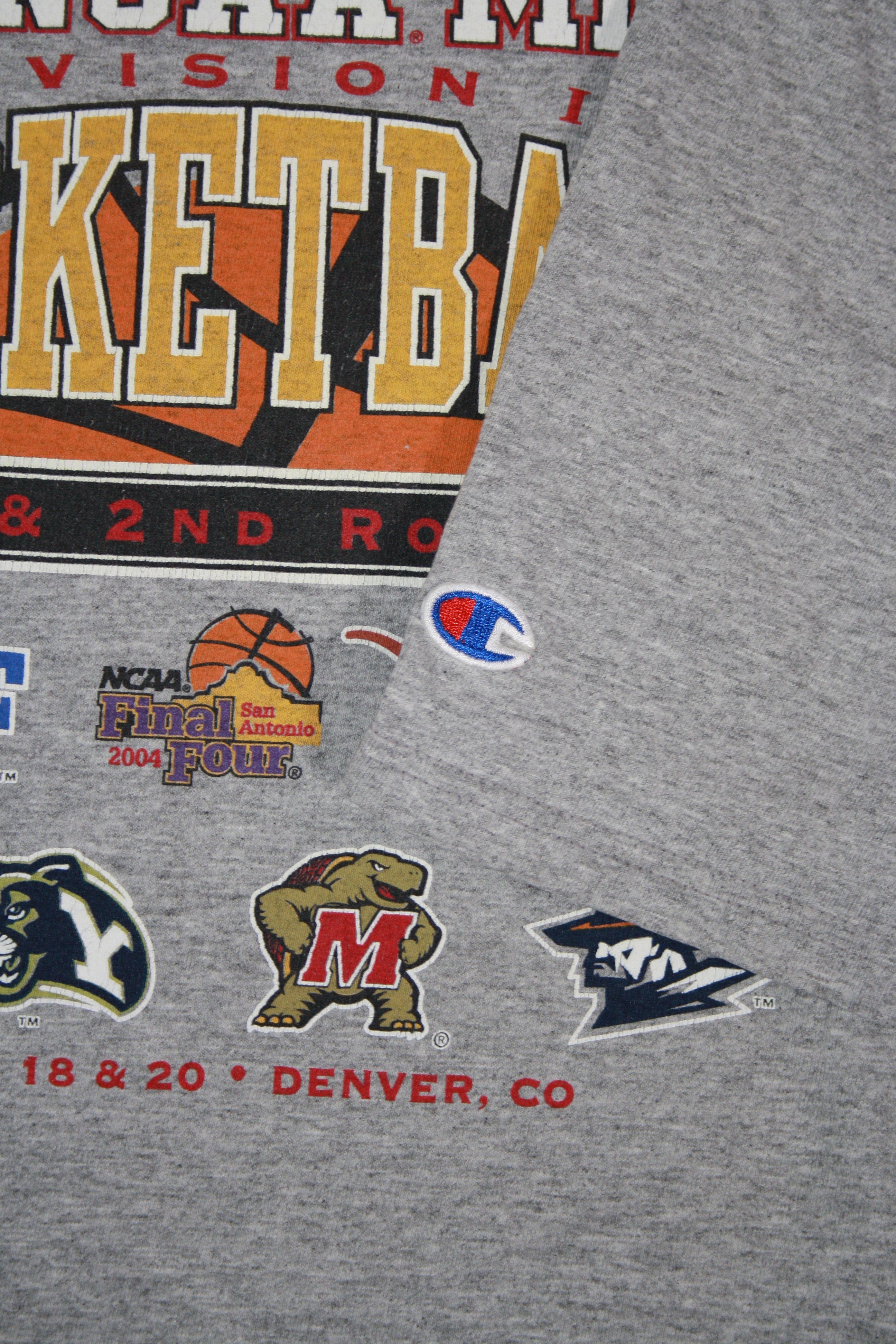 Vintage NCAA Mens Div 1 Basketball '2004' Printed Tee (XL)