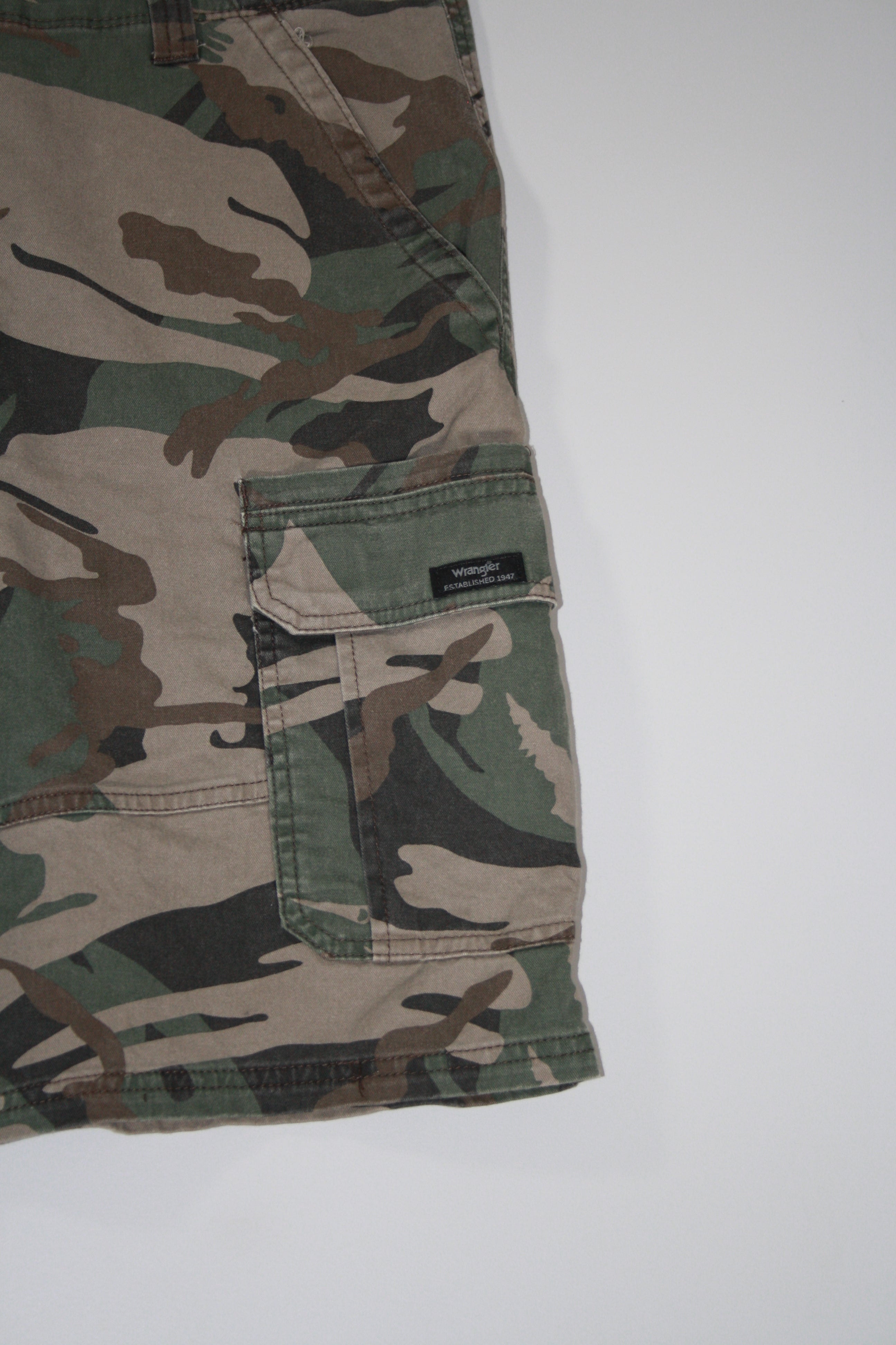 Vintage Wrangler Camo Shorts, Relaxed Fit (38)